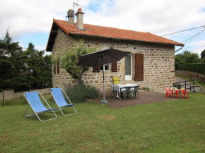 Charmante Maison Traditionnelle avec Jeux, Terrasse et Parking à Lantriac - FR-1-582-78